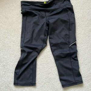 Xersion Performance Capri Size:L